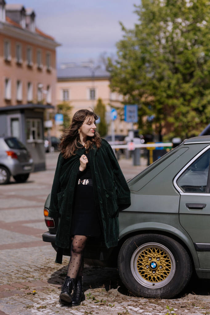 Kobieta w czerni na ulicy, miejski kadr wizerunkowy