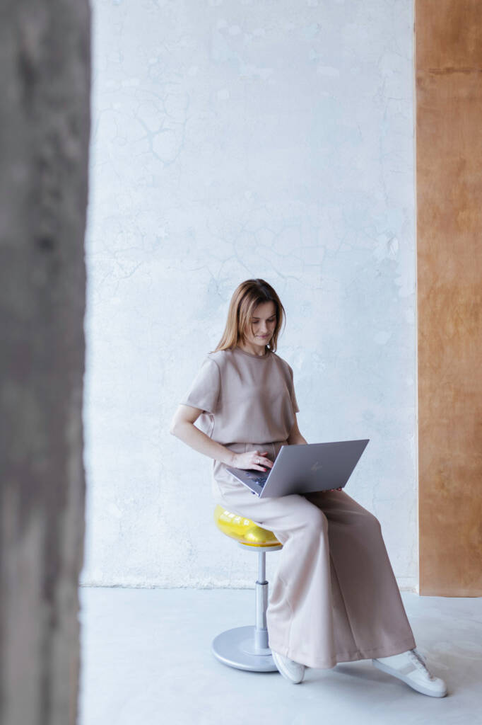 Architektka przy laptopie, zdjęcie do materiałów firmowych
