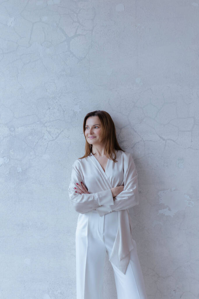 Portret kobiety w satynowej koszuli, chłodne tło