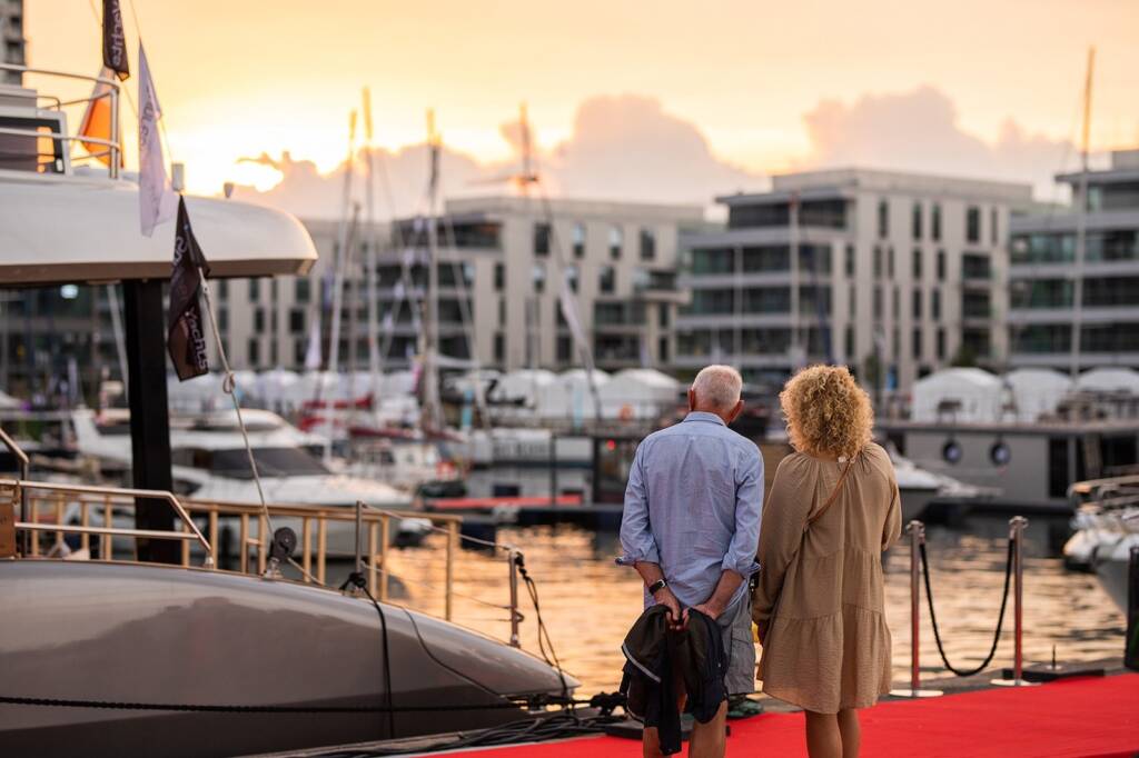 Polboat Yachting Festival w Gdyni - zachód słońca na tle jachtów podczas koktajl party